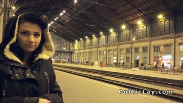 Magyar Tini Pina pénzért kupakol a pályaudvaron Thumb