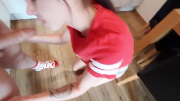 Fiatal nőci a szomszéd brokiját lecumizza és az arcára élvez Thumb