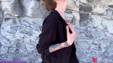Tetovált tinilány dörzsöli a hamvas punciját Thumb