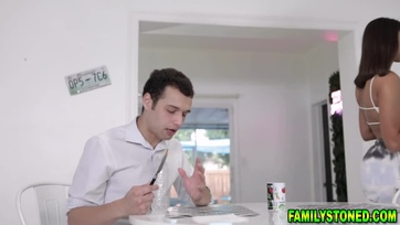 Szexéhes mostoha báty és a szexi mostohahúgija egymás előtt élvezkednek Thumb