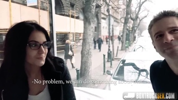 22 esztendős magyar tini cicus félmeztelenül szopizza a lompost a pornó interjún Thumb