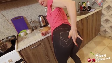 A nagy popójú amatőr feleség repesve cumizza a jókora répát Thumb