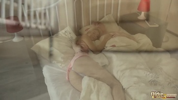 Az idős csávő mindkettő csupasz vaginába berakja falloszát és keményen megkúrja őket Thumb