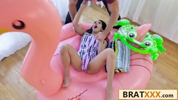 Beindult a kis tini cicus és rámozdult az edzett nevelőapukája dagadó péniszére Thumb