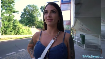 A nagycsöcsű barnabőrű leányzó egy kis készpénzért készséggel bekapta a nyomulós kamu ügynök péniszét Thumb