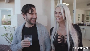 A butus faszija szeme láttára kettyint a vonzó sráccal a dús keblű milf szexbomba Thumb