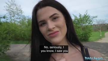 Hugyozás közben bámulta a bájos tini ribit aztán egy kis gázsiért megkúrhatta a nunusát Thumb