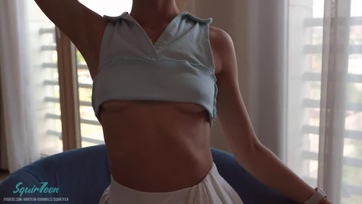 A sexy tini csajszi úgy begerjedt hogy magától megszökdelte az edzője giganagy répáját Thumb