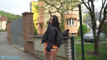 Egy szexis latin leányzó passzentos szerelésben gázsiért szopizza az ügynök hatalmas kolbászát Thumb