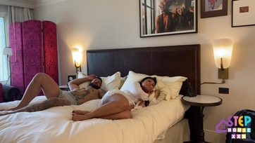 Egy hotel szobában szunyókáltunk a nevelőanyukámmal és rendesen teletüzeltem a vagináját a gecimmel Thumb