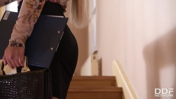 Torkaszakadtából jajgatott a sexy ingatlanügynök leányzó mialatt a 2 férfi párhuzamosan döngölte Thumb