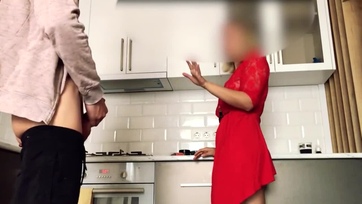 A mostoha anyukám segített elmenni és megbökdöshettem a farkammal a muffját Thumb