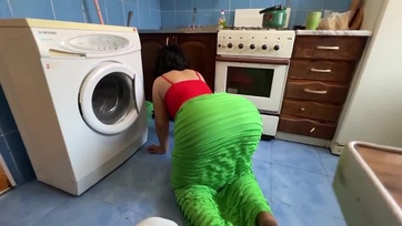 A nagy seggű nevelő muterom totál beindult és azt akarta hogy kúrjam popsikába Thumb