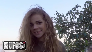 Egy kis készpénzért megtáncolta és beleverte a szájacskájába a vastag himbilimbit a bátor tini Thumb