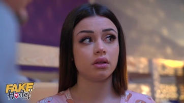 Keményen megszopatta aztán dákóra ültette a kettő kis tini sunát az öregebb fószer Thumb