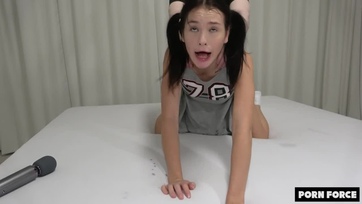 Sexy 18 éves tini leányzó mindenféle pózban rendesen pinán kettyintve Thumb