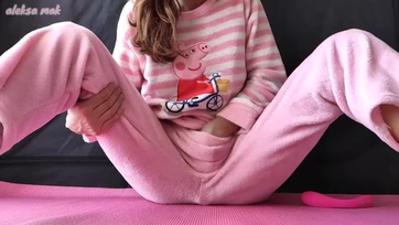 Csábító darázsderekú fiatal ribi a punijával fröcskölget mialatt hálóruhában masztizik Thumb