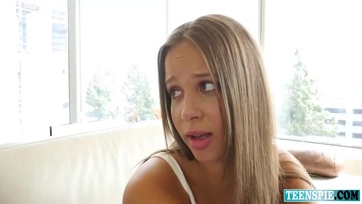 Rágerjedt a mostoha apucijára a 18 éves tini punci és szétbaszatta vele a bokros puniját Thumb