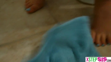 Véletlenül belógattam az acélos répámat a formás seggű mostoha húgom pinájába Thumb