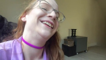 Az angyali vörös hajú tini lány örömmel rácsücsült a mostoha testvére vastag dákójára Thumb