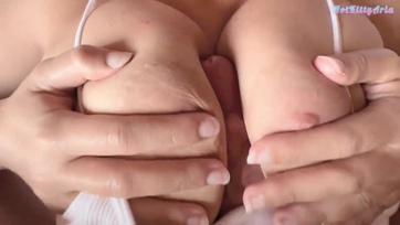 Miután cicin farkaltam a dúskeblű leányzót beakasztottam a kis pinácskájába hogy megtöltsem Thumb