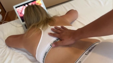 Beakasztottam a péniszemet a mutatós mostoha húgicám borotvált puncikájába mialatt pornófilmre onanizált Thumb