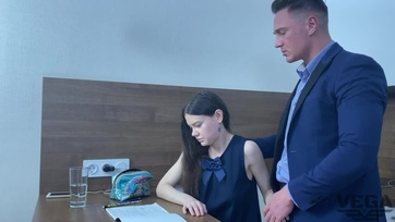 A konyhabútornál leszopatta és őrülten megdugta a bűbájos 18 éves mostoha húgiját a jóvágású fiú Thumb