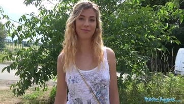 Egy kis zsetonnal rábírta a cukimuki magyar születésű lányt a szeximádó anonim ügynök hogy leszívogassa a péniszét Thumb