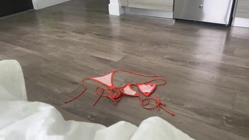 Sexy milf nevelőanyuka bevágódott a nevelt fia mellé az ágyba miután megpillantotta hogy a fürdőrucijával veri a faszát Thumb