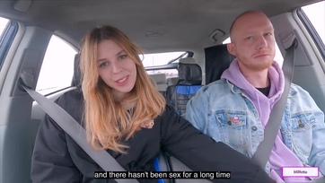Bepattant a járgányba a szexis tini picsa és a fuvarért ellenértékül meglovagolta a férfi dákóját Thumb