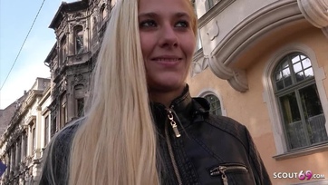 Felszopta a németországi utcaügynök dákóját a visszahúzódó pesti cicus hogy a punijába befogadja Thumb