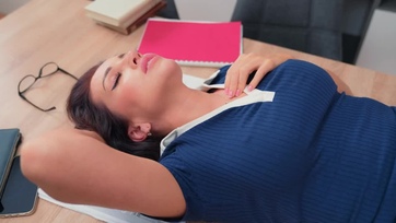 Megszopikálta a keményfarkú növendéke faszát a szexis tanító nő miután fülön csípte zsebhozikás közben Thumb
