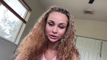 A fitness nevelő anyuka rászorított a tinifia faszára majd bebocsátotta a fazonigazitott vaginájába Thumb