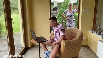 A nagy dudájú kéjsóvár anyuka rástartolt a fogadott fiacskája bazinagy faszára Thumb
