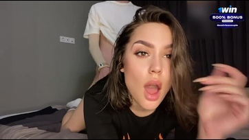A formás seggű amatőr kolis lányka önszántából rástartolt a szobatársa acélos pélójára Thumb