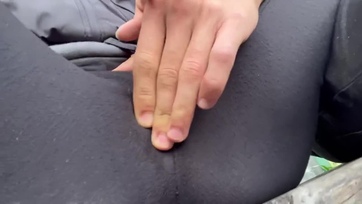 Úgy bevadult a tündéri leány a ligetben hogy a legging-jében ugrándozott az acélos péniszemen Thumb